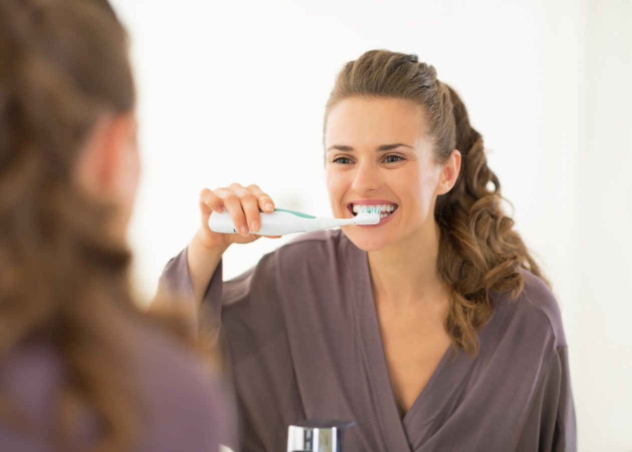 cepillo el%C3%A9ctrico 1260x902 - Tips para tener los dientes más blancos